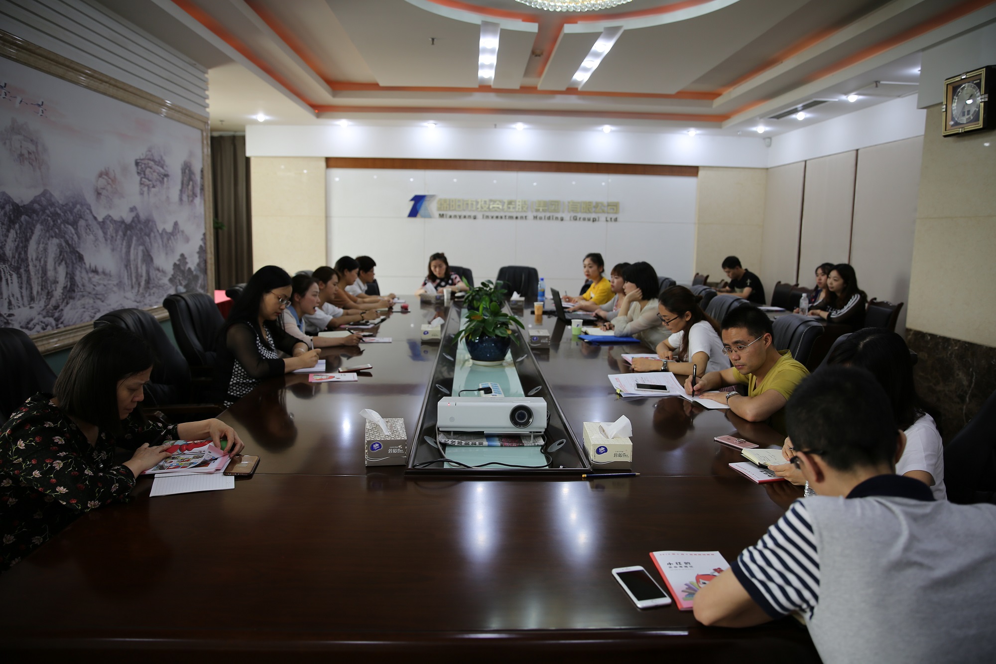 走進(jìn)檔案 強(qiáng)化培訓(xùn) 提升管理——綿投集團(tuán)組織召開“國際檔案日”宣貫及業(yè)務(wù)培訓(xùn)會