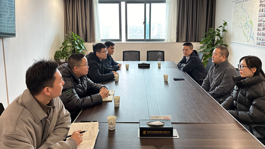 綿投集團(tuán)黨委副書(shū)記王玉梁與中建三局交流培養(yǎng)的人才進(jìn)行交流座談
