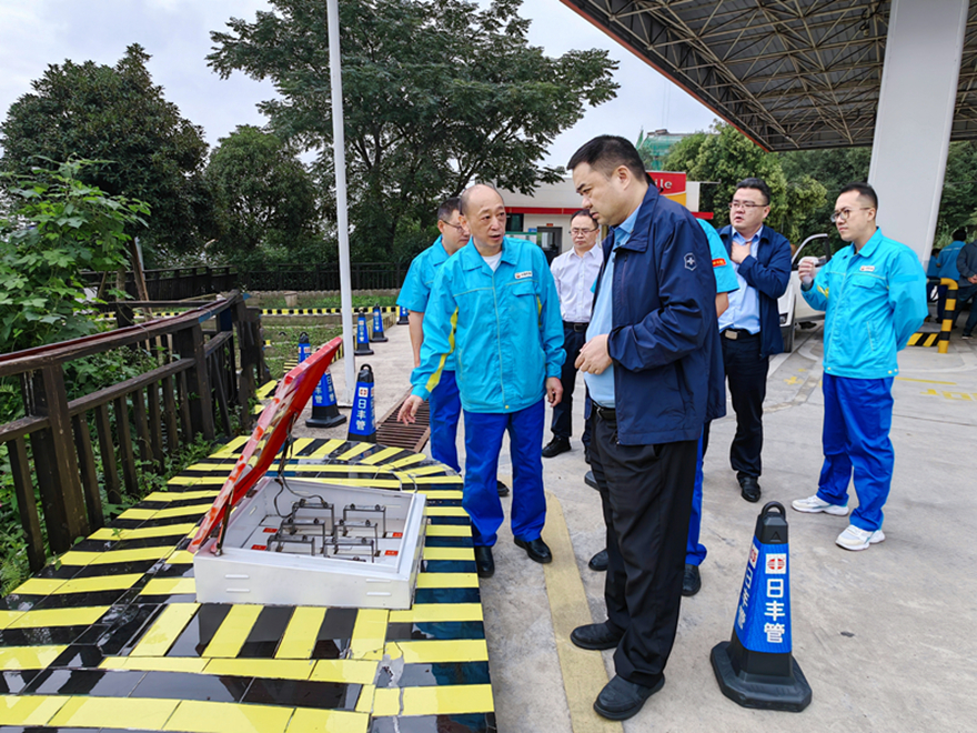 圖1：集團黨委書記、董事長肖林督導加油站安全工作