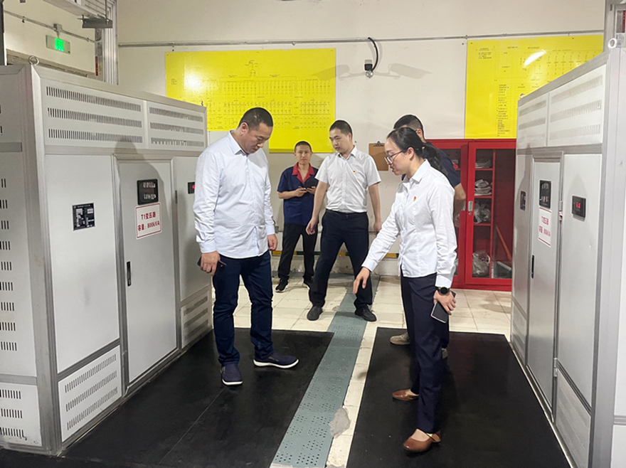圖2：集團黨委副書記、總經(jīng)理孫瑞云督導建設(shè)大廈變配電室安全