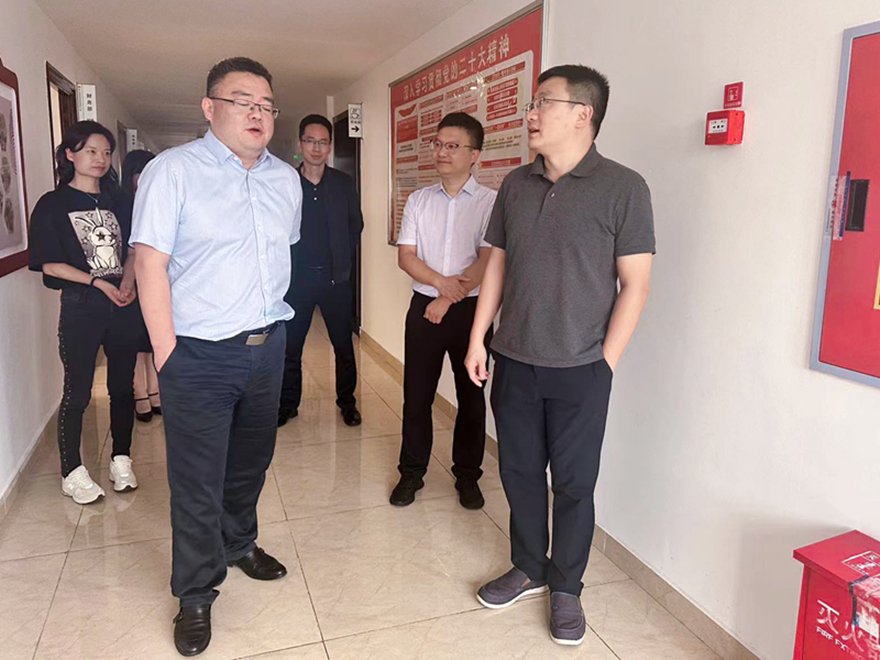 圖5：集團總會計師齊飛、副總經(jīng)理馬江水督導辦公區(qū)域消防安全