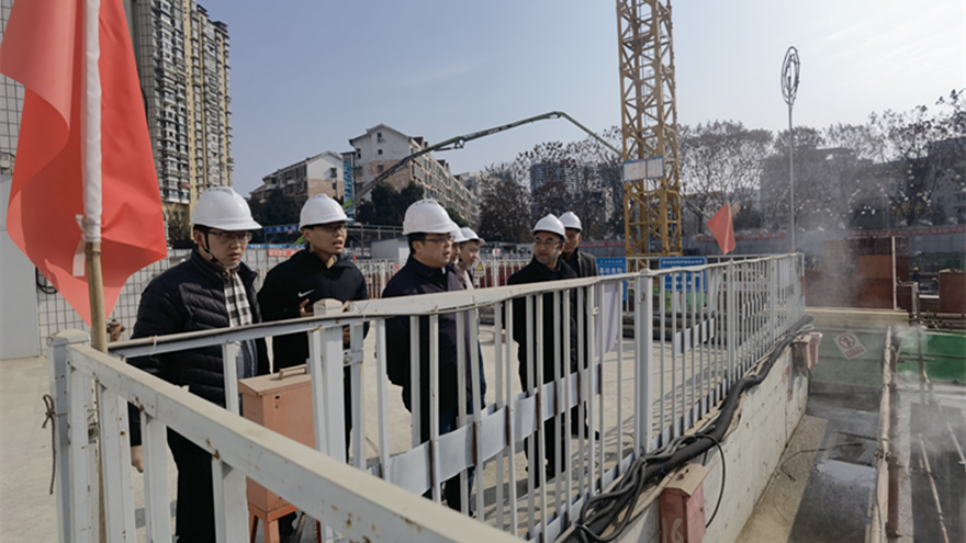 圖二：集團黨委委員、副總經(jīng)理倪丹督導嘉來建工安全工作