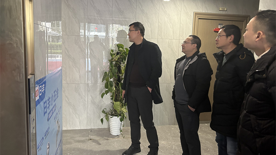 圖四：集團黨委委員、副總經(jīng)理余佰宣督導綿投置地安全工作